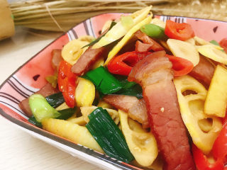 17、春笋炒腊肉,装盘