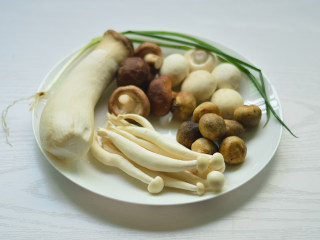 1、孜然菌菇煲,材料准备好