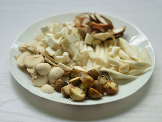 2、孜然菌菇煲,各种菇类切自己喜欢的大小（也别切的太小哈，会缩水的）