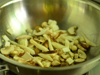 5、孜然菌菇煲,切好的菌菇们放入煸炒一会