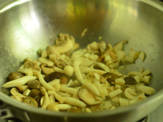 7、孜然菌菇煲,这时菌菇会出很多水