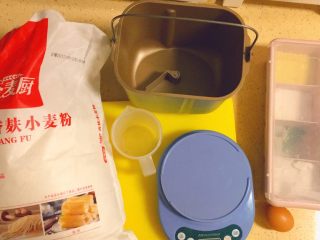 1、媳妇儿的手艺★老北京炸酱面,让我们先从和面开始吧!准备这些材料哦。我是用面包机代替我和面,呵呵,如果没有面包机,手揉面,也是一样可以的。