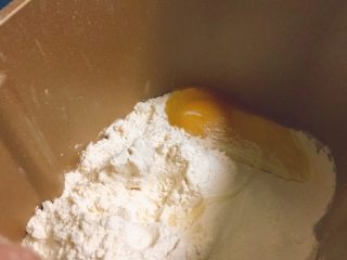 2、媳妇儿的手艺★老北京炸酱面,首先往面包机放350g的面粉。再打一个鸡蛋进去。