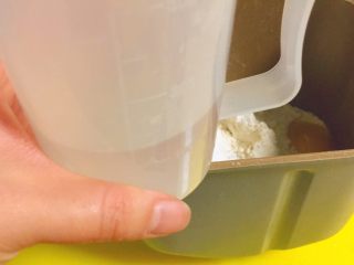 4、媳妇儿的手艺★老北京炸酱面,然后按百分之40的面水比,也就是140ml的温水,放进面包机的桶里。饺子一般是百分之50-面条要硬一点,所以我们用百分之40的比例调。