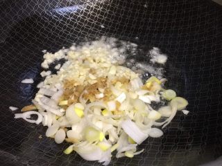 11、媳妇儿的手艺★老北京炸酱面,然后锅里下油,油热下葱姜蒜炒香。