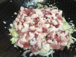 12、媳妇儿的手艺★老北京炸酱面,然后把五花肉放进去。