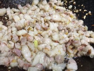 15、媳妇儿的手艺★老北京炸酱面,继续煸炒五花肉。