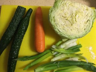 28、媳妇儿的手艺★老北京炸酱面,然后我们来准备配料吧!需要的食材有这几种。黄瓜和葱花是标配,其他可以选择豆芽,菠菜,油麦菜等,我选的是另外加胡萝卜和大头菜。