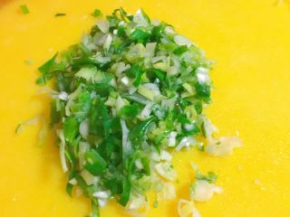 38、媳妇儿的手艺★老北京炸酱面,然后葱切葱花,备用。