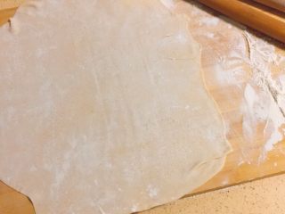 39、媳妇儿的手艺★老北京炸酱面,面好了,我们来切面啦!首先取3分之1的面出来,洒上一些干面粉,擀成薄饼。