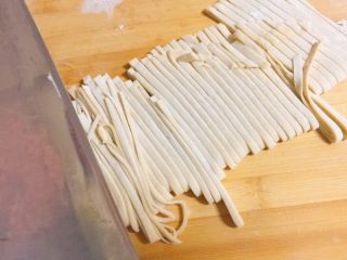 41、媳妇儿的手艺★老北京炸酱面,均匀的切下去。