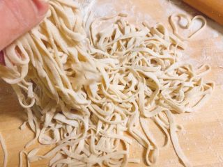 42、媳妇儿的手艺★老北京炸酱面,然后蘸些干面粉,把面条抖开。