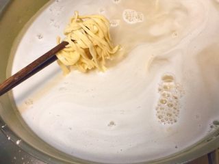 43、媳妇儿的手艺★老北京炸酱面,锅里下足够多的水,加4g左右的盐,开始煮面吧。加盐煮面,不爱断哦。