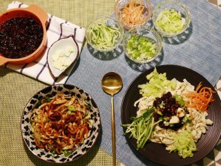 45、媳妇儿的手艺★老北京炸酱面,都准备的差不多了,我们可以全部上桌了。