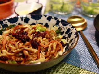 48、媳妇儿的手艺★老北京炸酱面,开始拌起来啦!哇塞,好想马上吃一口呀!因为实在太香了。嗯!!果然是美味得不要不要的,虽然有点麻烦,但是为了吃到美食,1个半小时左右的时间去亲手创作这道有回忆有情怀的炸酱面,也还是觉得非常值得的呢!