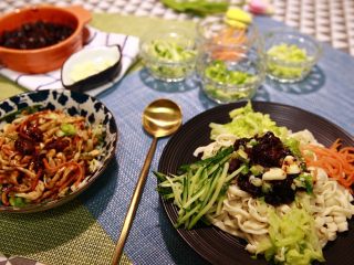 49、媳妇儿的手艺★老北京炸酱面,我觉得我可以靠这一口,开个面馆了!哈,臭美。不过我觉得确实是可以用来表达爱的一道菜。有一天,你会因为这碗面条,想起谁?