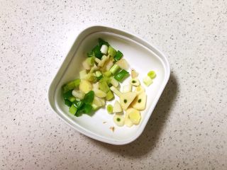 3、红油猪血豆腐,把大葱切成小段，蒜瓣切成小片