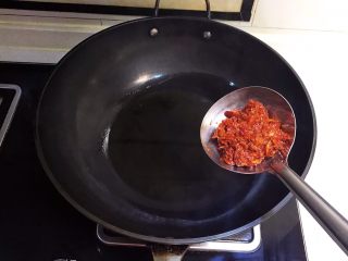 7、红油猪血豆腐,菜籽油烧开后加入1大勺红油豆瓣酱