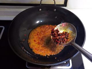 9、红油猪血豆腐,加入半勺油辣子