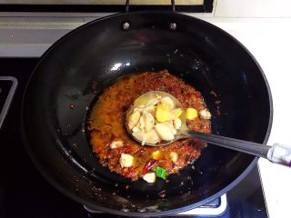 11、红油猪血豆腐,加入姜片