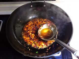 14、红油猪血豆腐,加入半勺料酒