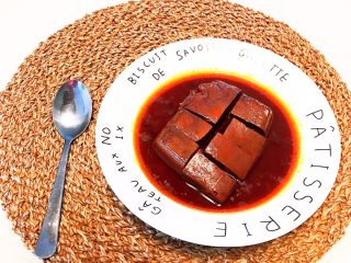 20、红油猪血豆腐,用小刀把红油猪血豆腐切成小块