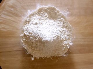 1、炉果,低粉倒入盆中