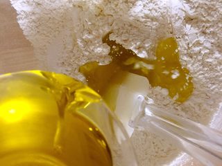 5、炉果,倒入玉米油及鸡蛋