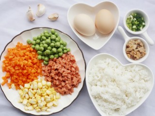 1、无敌好吃却不正宗的扬州炒饭,准备材料：隔夜米饭、鸡蛋、墨鱼、玉米粒、胡萝卜、甜豆、火腿肠、大蒜、葱、油、盐、鸡精。