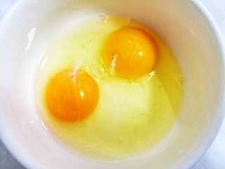 3、无敌好吃却不正宗的扬州炒饭,鸡蛋打散，加少许酱油提色。