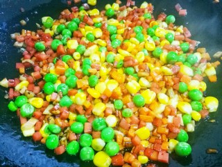 6、无敌好吃却不正宗的扬州炒饭,青豆，玉米粒，胡萝卜炒熟，加入火腿肠和墨鱼。