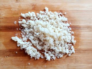 7、油炸糯米丸子,马蹄去皮切碎