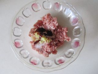 1、客家酿豆腐,肉末中加入姜末、盐、料酒和蚝油, 顺着一个方向搅拌上劲;