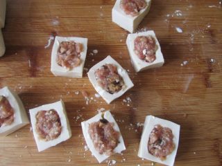 5、客家酿豆腐,将刚才准备好的肉馅填入;