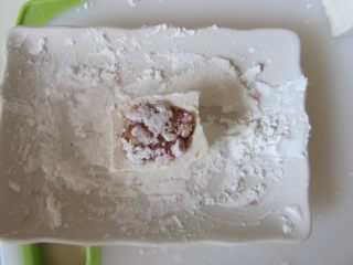 6、客家酿豆腐,再将酿好豆腐块在干淀粉中裹一下;