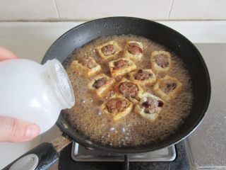 10、客家酿豆腐,少许盐,, 煮上两、三分钟后大火收汁,盛入盘中。