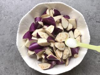 2、红烧茄子,茄子切滚刀块加适量盐抓均匀，静至（腌制）8分钟左右