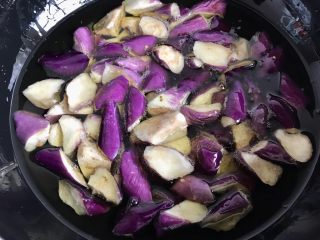 5、红烧茄子,锅中放适量的油烧热，茄子倒进去油炸