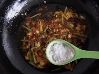 9、红烧茄子,翻炒出红油再加小半勺白糖