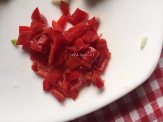 2、尖椒皮蛋,小红椒洗净、去籽切细丁待用