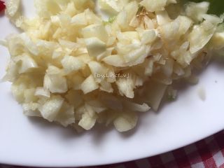 3、尖椒皮蛋,蒜瓣去皮后切成蒜蓉待用