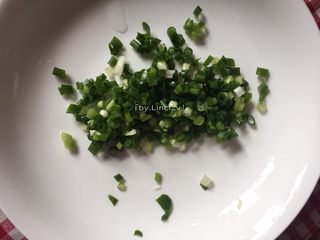 4、尖椒皮蛋,香葱洗净后切成葱花待用