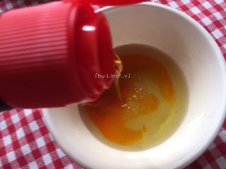 8、尖椒皮蛋,加入花椒油