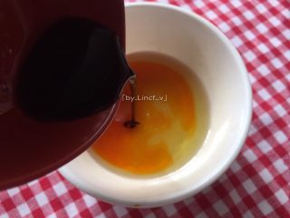 9、尖椒皮蛋,加入陈醋