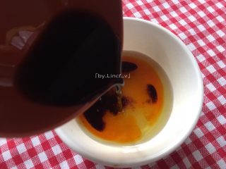 10、尖椒皮蛋,加入生抽搅拌均匀成酱