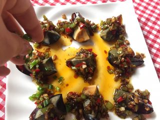 17、尖椒皮蛋,再撒上葱花即可