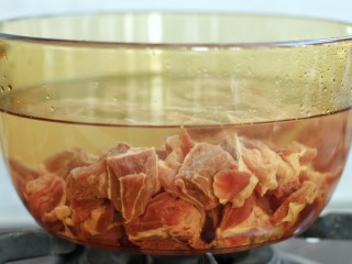 2、无肉不欢+牛肉烧土豆,将牛肉冷水下锅