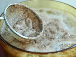 3、无肉不欢+牛肉烧土豆,煮开后撇去浮沫，捞出牛肉沥干水分备用