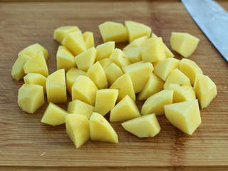 4、无肉不欢+牛肉烧土豆,土豆去皮切块