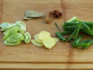 5、无肉不欢+牛肉烧土豆,准备香叶、八角和桂皮，大葱和小葱分别切成葱花和葱段，姜切成小片